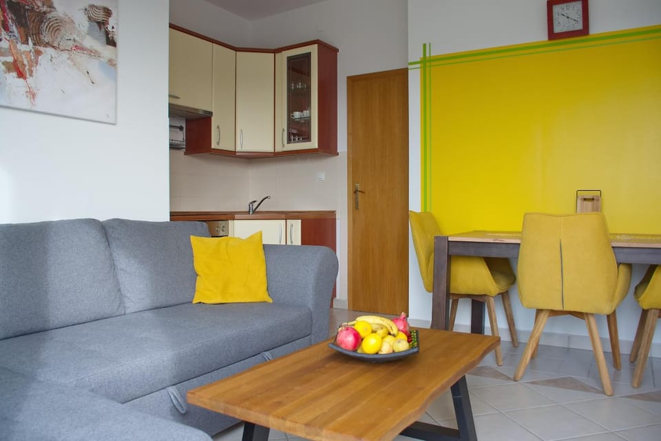 Kitchen or kitchenette, Living room, Seating area, Dining area