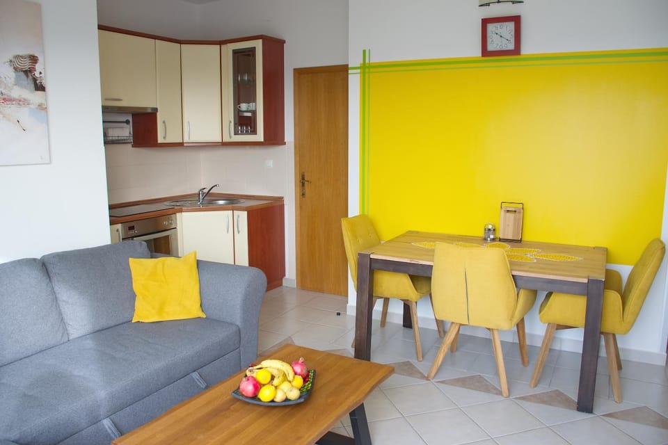 Kitchen or kitchenette, Living room, Seating area, Dining area