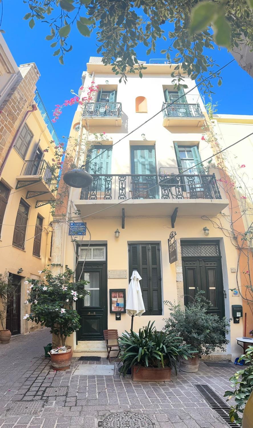 Facade/entrance