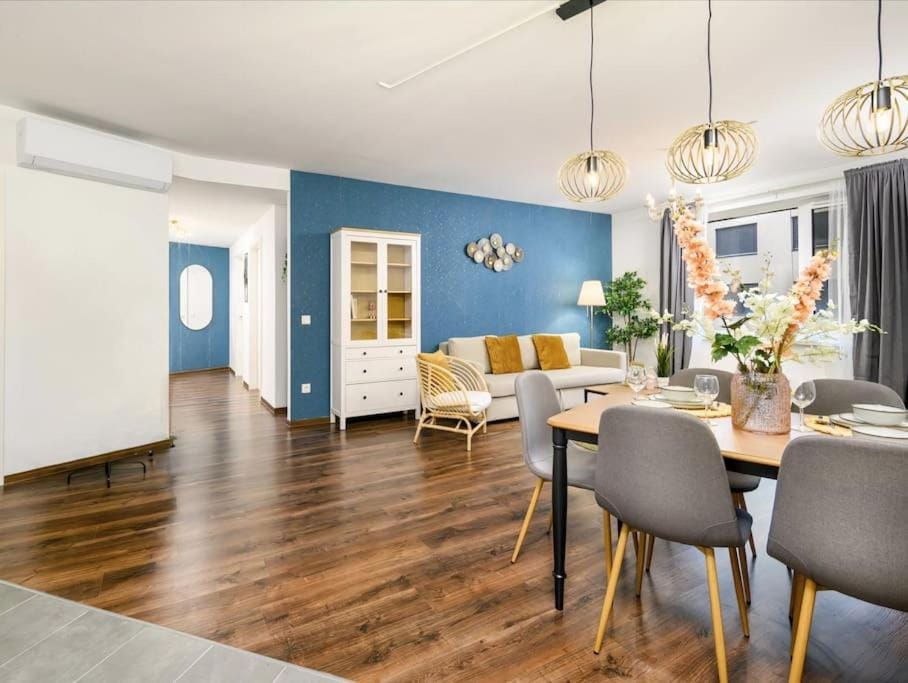 Living room, Dining area