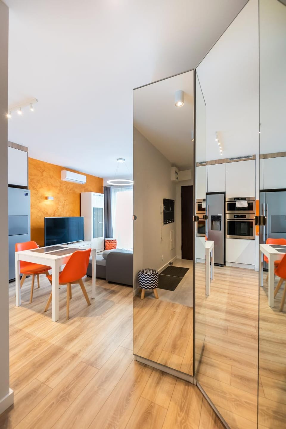 TV and multimedia, Kitchen or kitchenette, Dining area, stove