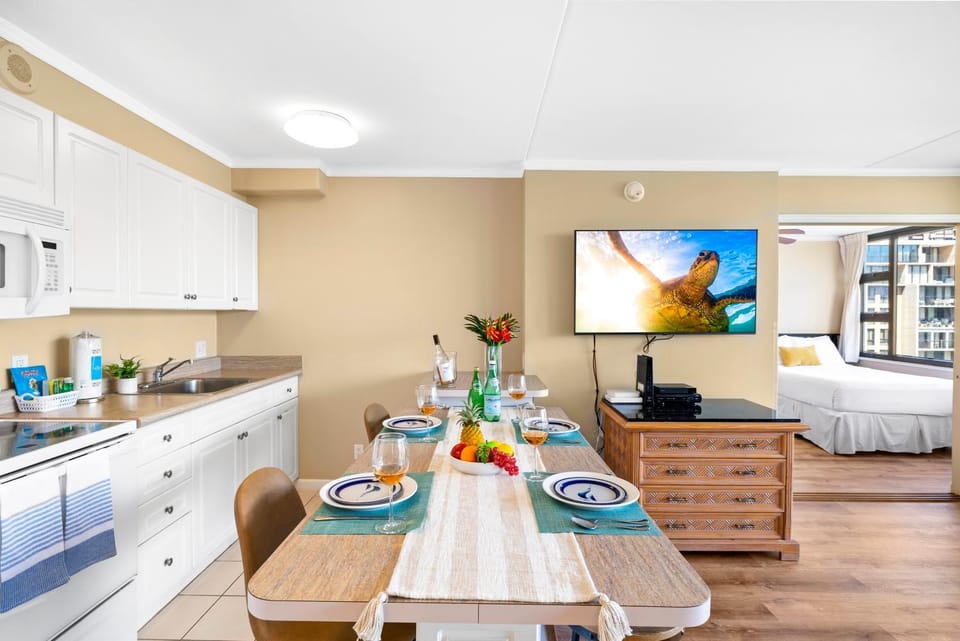 Communal lounge/ TV room, Bed, Kitchen or kitchenette, Living room, Dining area, Food, minibar