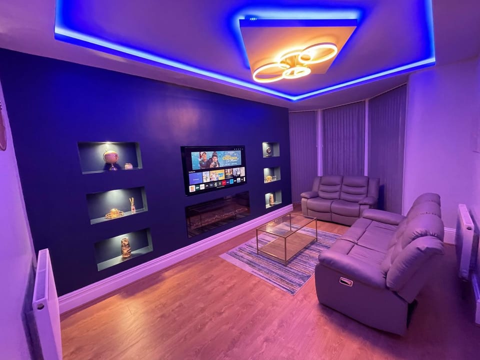 TV and multimedia, Living room, Evening entertainment