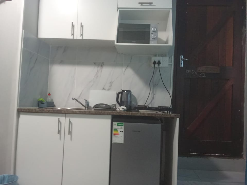 Kitchen or kitchenette, minibar, stove