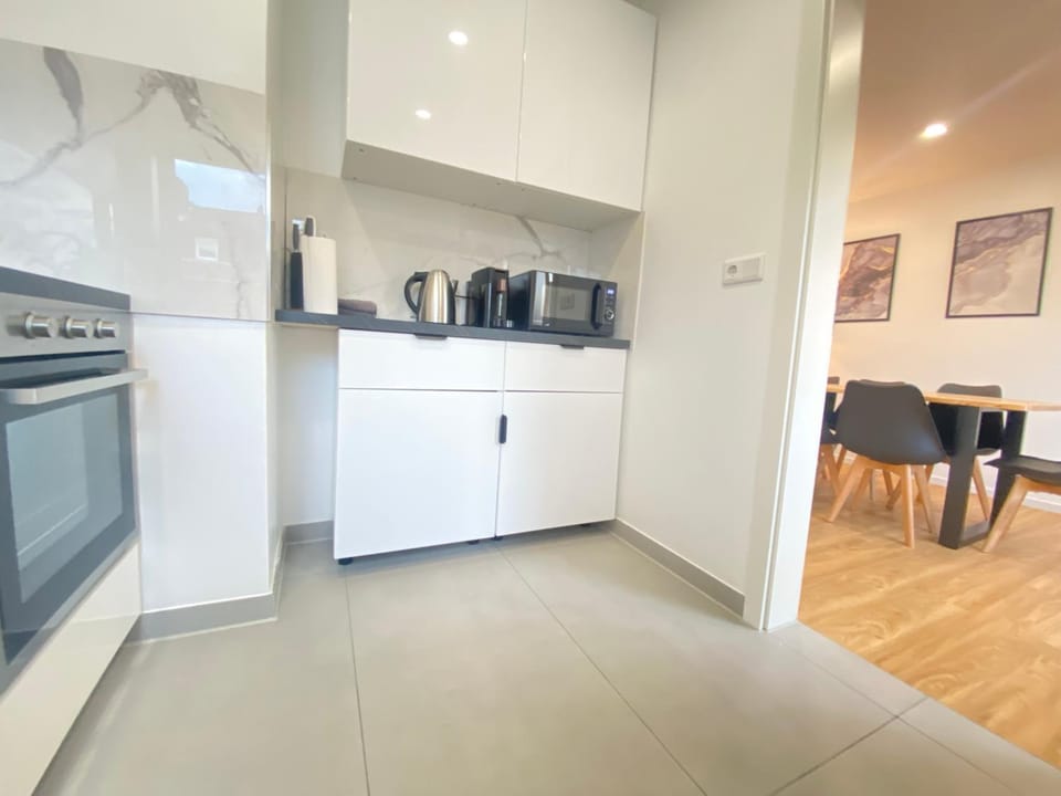 Coffee/tea facilities, Kitchen or kitchenette, Dining area, dishwasher, oven