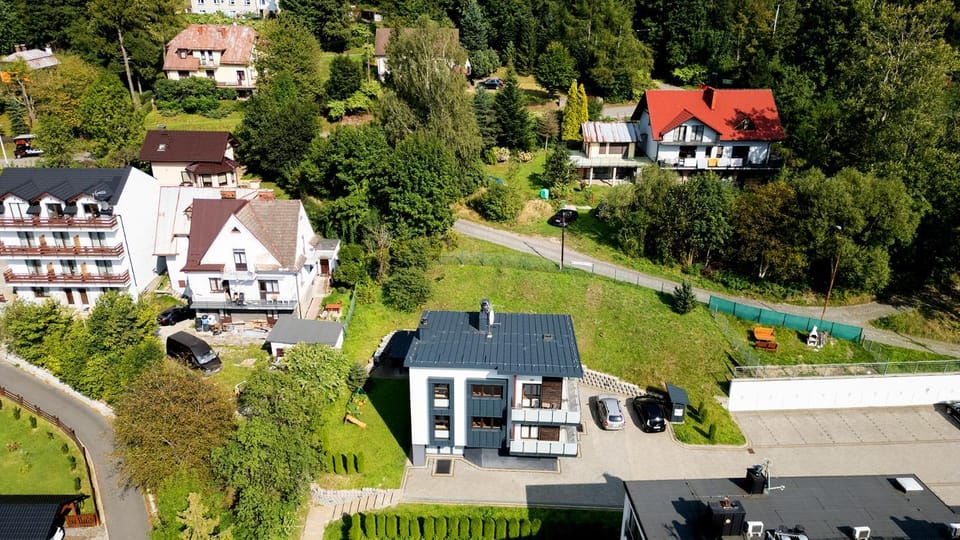 Property building, Day, Neighbourhood, Bird's eye view, Street view, Location