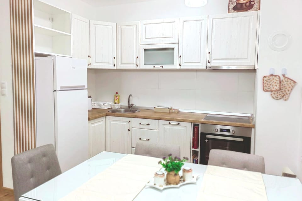 Kitchen or kitchenette, pet friendly, stove