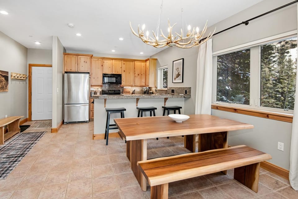 Kitchen or kitchenette, Dining area