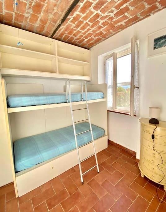 Bedroom, bunk bed