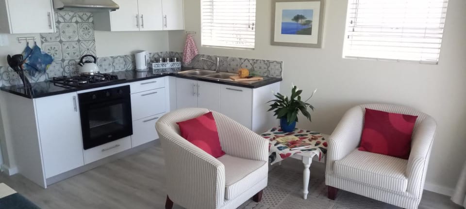 Living room, Seating area, minibar, pet friendly, stove, kitchen