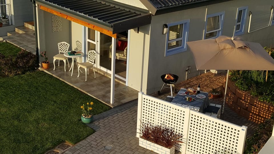 Property building, Patio, Balcony/Terrace, Entertainment