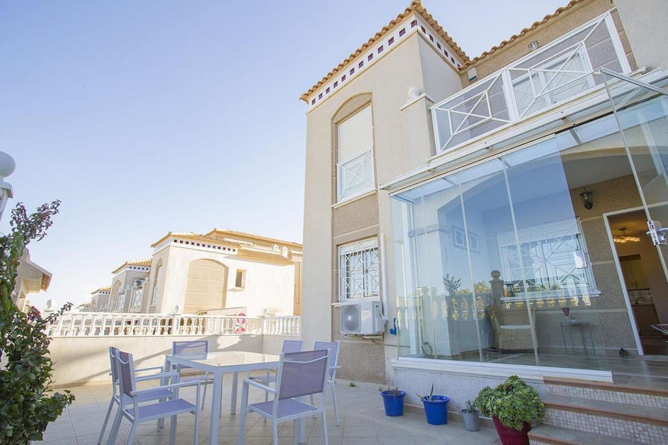 Property building, Patio, Balcony/Terrace