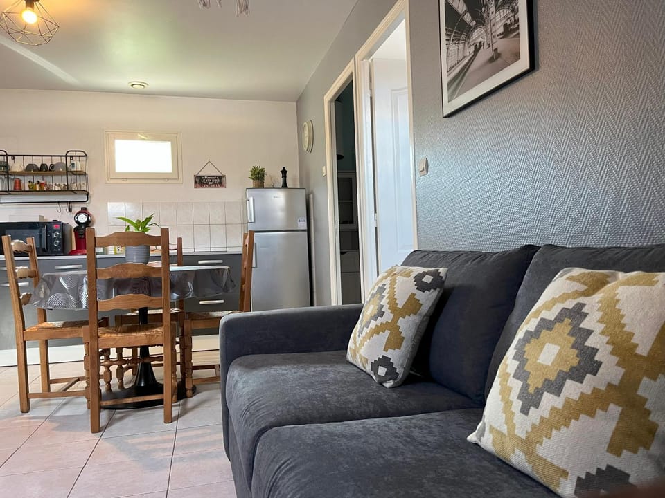 L'Arbre de Vy - T2 42m2 indépendant, 5 pers, garage, proche Gare Apartment in Le Mans