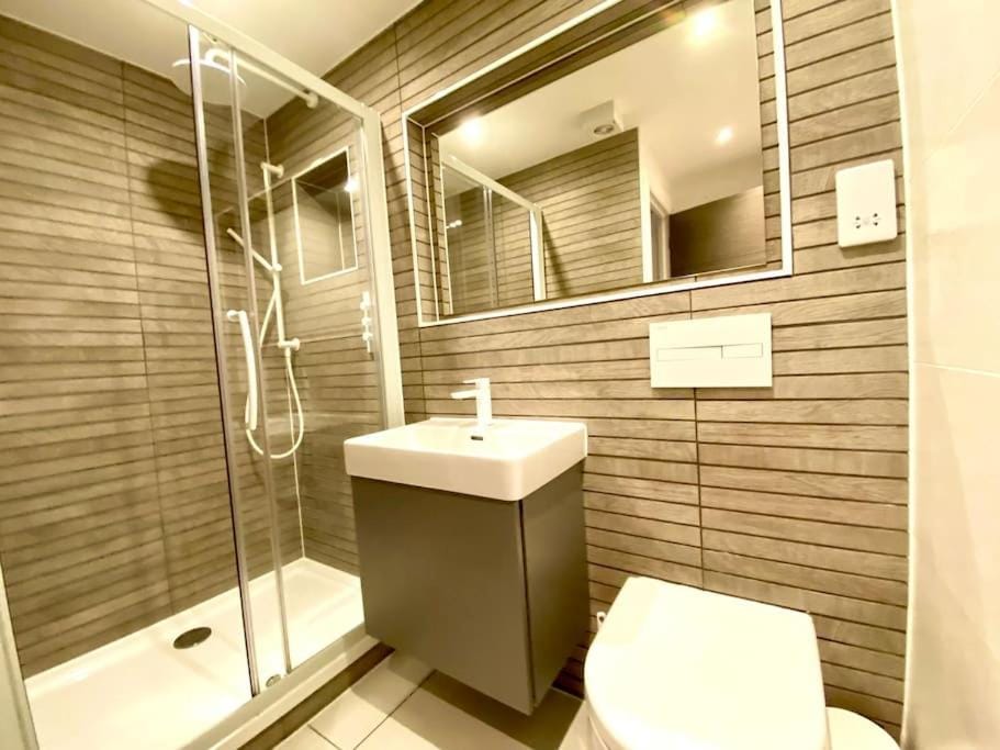 Beautiful 2 Bedroom Apartment - 1 Minute walk to Poole Quay - Great Location - Free Parking - Fast WiFi - Smart TV - Newly decorated - sleeps up to 4! Close to Poole & Bournemouth & Sandbanks Apartment in Poole