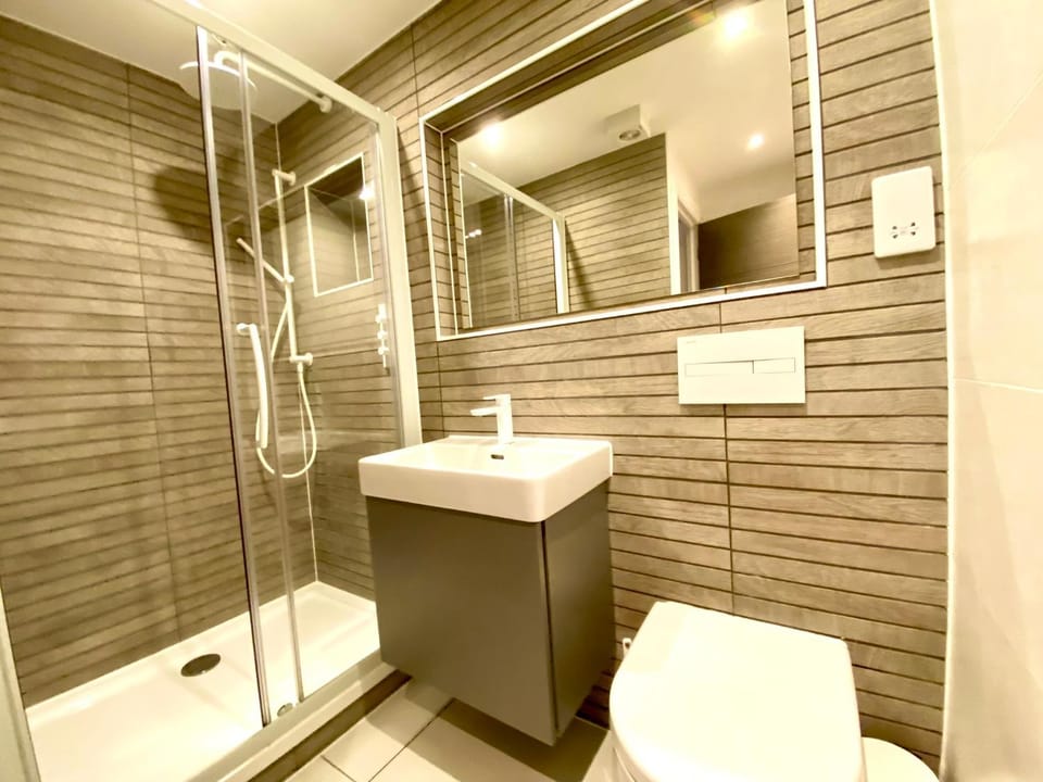 Shower, Toilet, Bathroom, towels