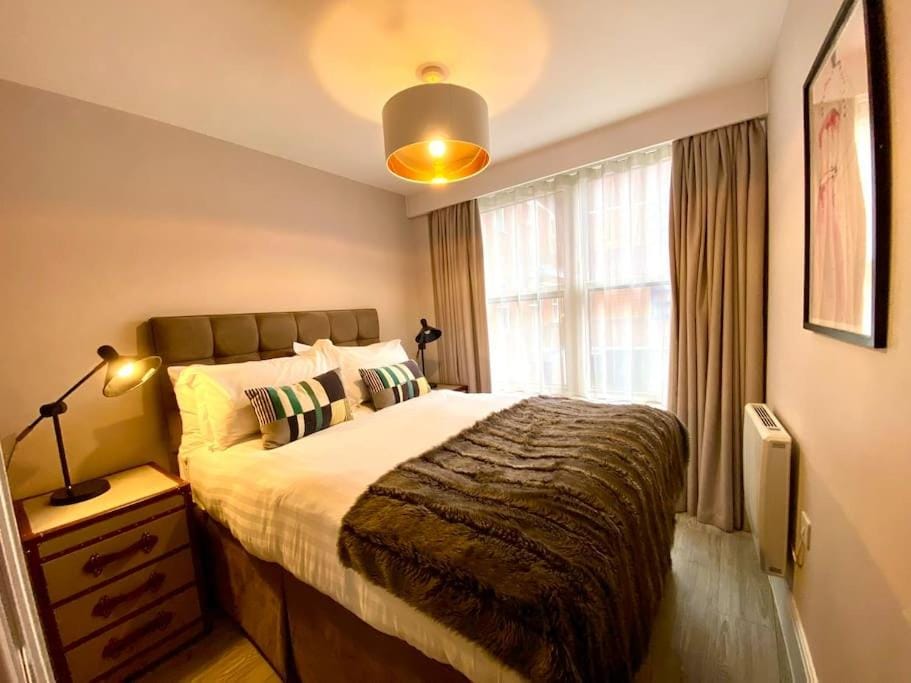 Beautiful 2 Bedroom Apartment - 1 Minute walk to Poole Quay - Great Location - Free Parking - Fast WiFi - Smart TV - Newly decorated - sleeps up to 4! Close to Poole & Bournemouth & Sandbanks Apartment in Poole