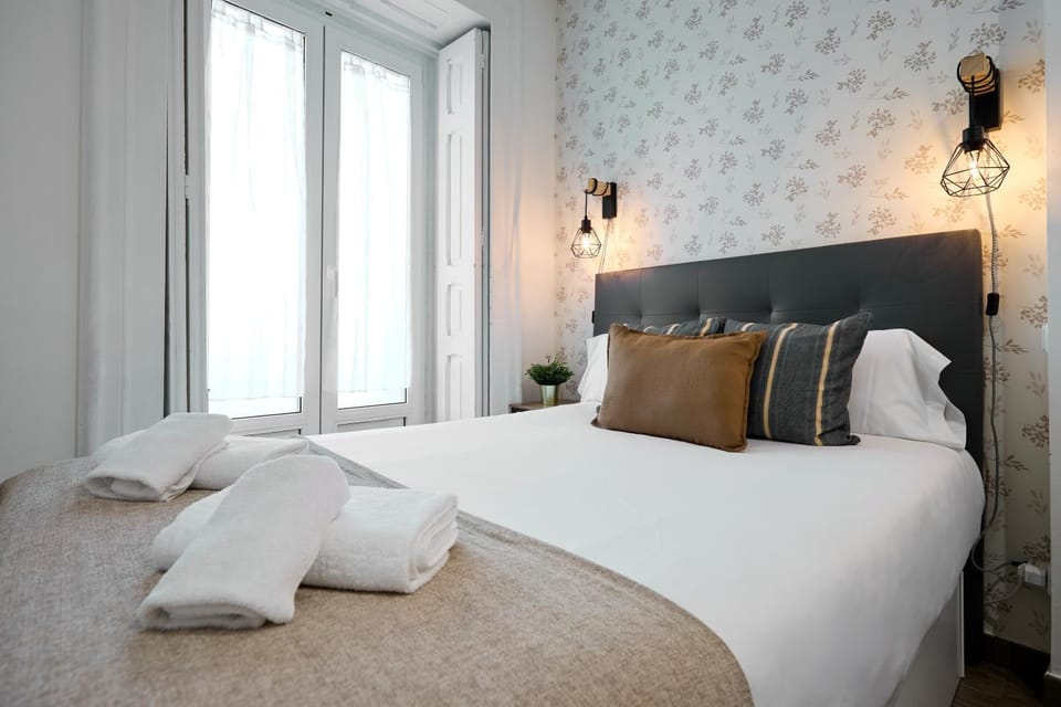 Bed, TV and multimedia, Photo of the whole room, Bedroom, towels, air conditioner