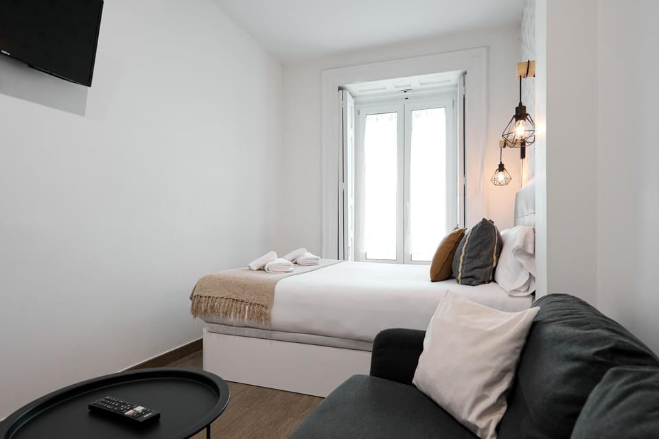 Bed, TV and multimedia, Photo of the whole room, Bedroom