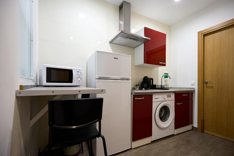 Coffee/tea facilities, Dining area, microwave, washing machine, kitchen