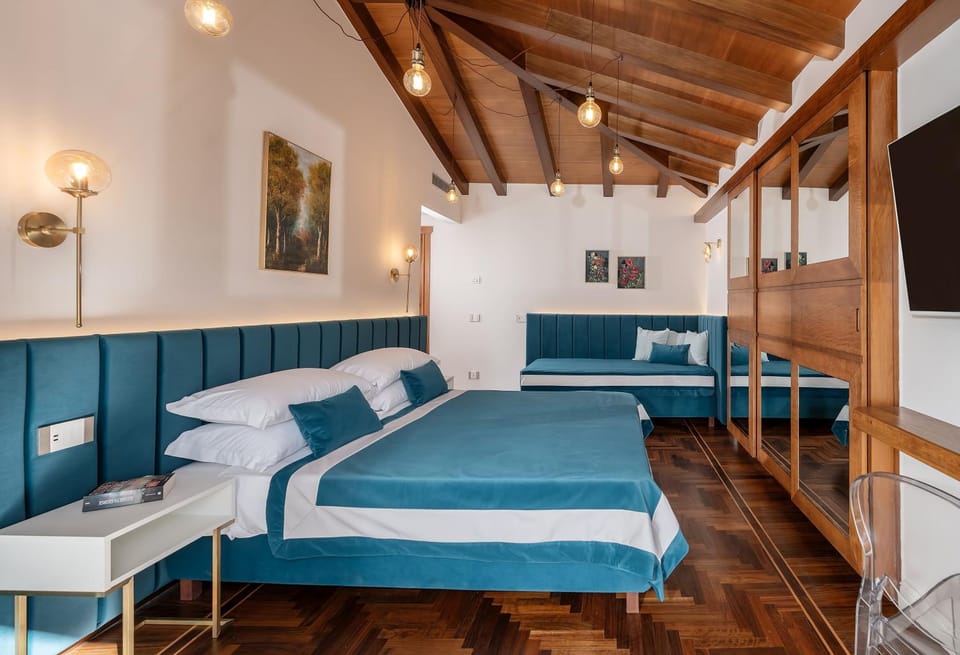 Bed, TV and multimedia, Bedroom