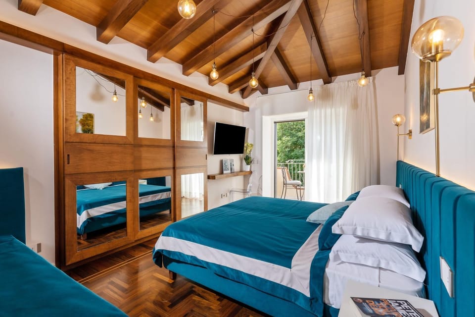 Bed, TV and multimedia, Photo of the whole room, Bedroom