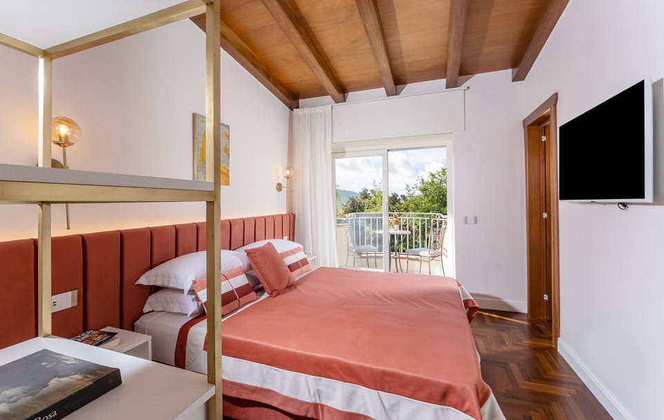 Bed, TV and multimedia, Balcony/Terrace, Photo of the whole room, Bedroom