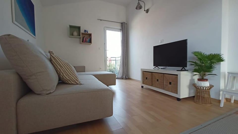 Communal lounge/ TV room, TV and multimedia, Living room, Seating area, Evening entertainment