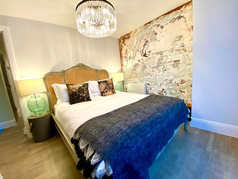 Elegant Apartment - 1 Minute walk to Poole Quay - Great Location - Free Parking - Fast WiFi - Smart TV - Newly decorated - sleeps up to 2! Close to Poole & Bournemouth & Sandbanks Apartment in Poole