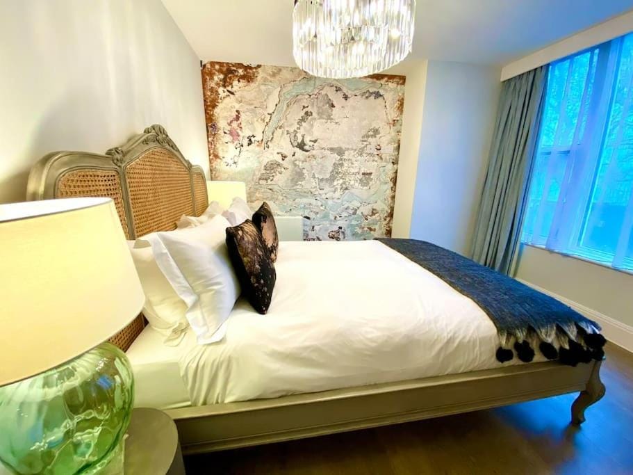 Elegant Apartment - 1 Minute walk to Poole Quay - Great Location - Free Parking - Fast WiFi - Smart TV - Newly decorated - sleeps up to 2! Close to Poole & Bournemouth & Sandbanks Apartment in Poole