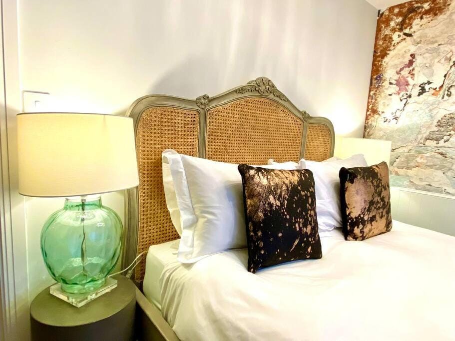 Elegant Apartment - 1 Minute walk to Poole Quay - Great Location - Free Parking - Fast WiFi - Smart TV - Newly decorated - sleeps up to 2! Close to Poole & Bournemouth & Sandbanks Apartment in Poole