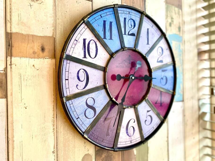 Elegant Apartment - 1 Minute walk to Poole Quay - Great Location - Free Parking - Fast WiFi - Smart TV - Newly decorated - sleeps up to 2! Close to Poole & Bournemouth & Sandbanks Apartment in Poole