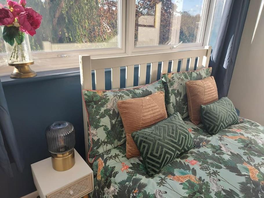 2 bed flat, Bounds Green, Piccadilly line, London N11 Apartment in London
