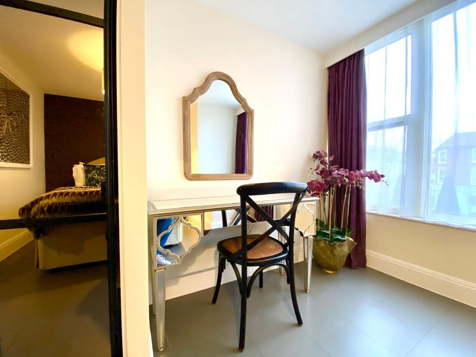 Stunning Apartment - 1 Minute walk to Poole Quay - Great Location - Free Parking - Fast WiFi - Smart TV - Newly decorated - sleeps up to 2! Close to Poole & Bournemouth & Sandbanks Apartment in Poole