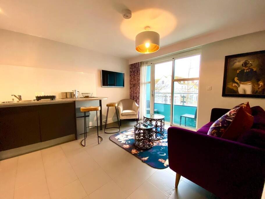 Stunning Apartment - 1 Minute walk to Poole Quay - Great Location - Free Parking - Fast WiFi - Smart TV - Newly decorated - sleeps up to 2! Close to Poole & Bournemouth & Sandbanks Apartment in Poole