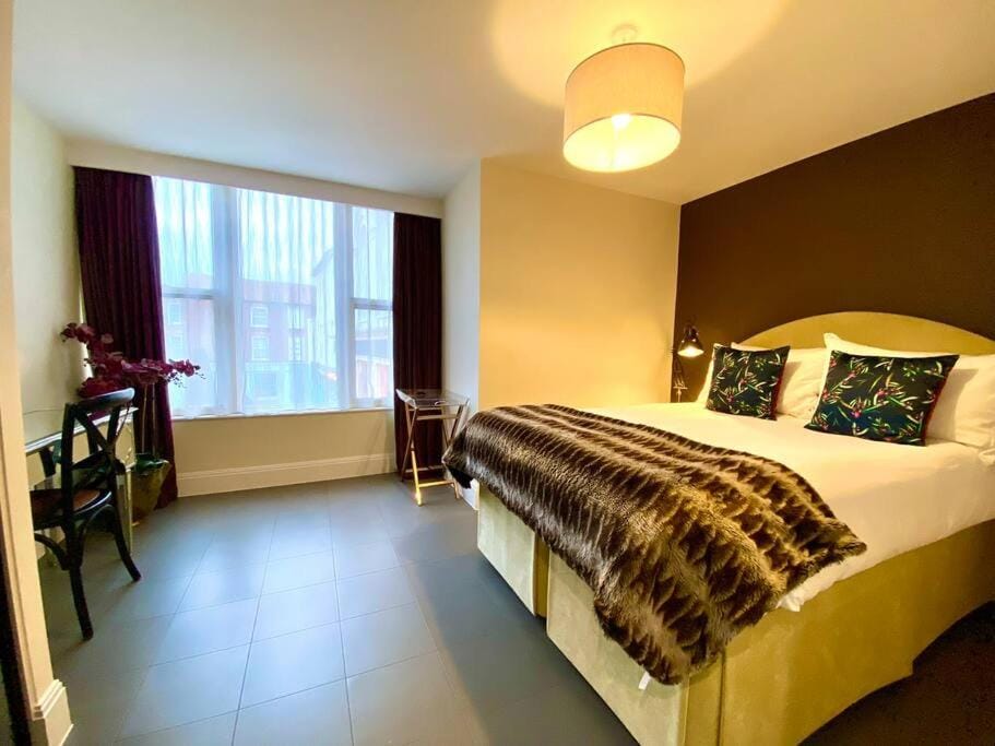 Stunning Apartment - 1 Minute walk to Poole Quay - Great Location - Free Parking - Fast WiFi - Smart TV - Newly decorated - sleeps up to 2! Close to Poole & Bournemouth & Sandbanks Apartment in Poole