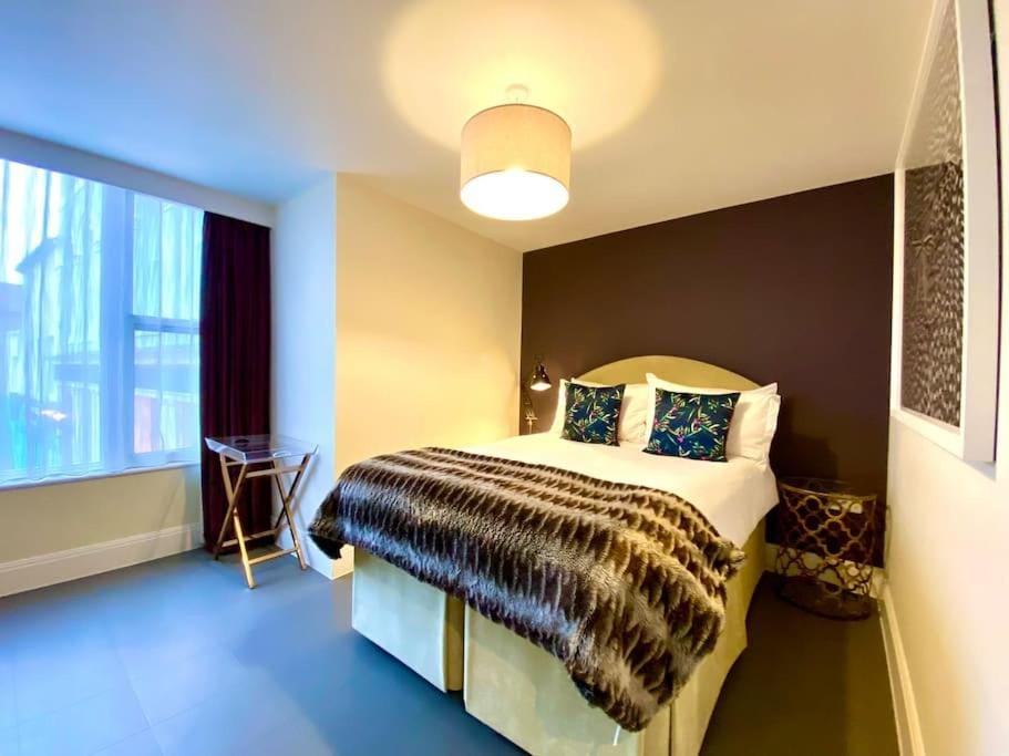 Stunning Apartment - 1 Minute walk to Poole Quay - Great Location - Free Parking - Fast WiFi - Smart TV - Newly decorated - sleeps up to 2! Close to Poole & Bournemouth & Sandbanks Apartment in Poole
