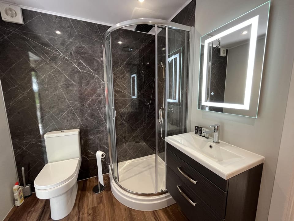 Pine Boutique Lodge with hot tub for couples & dog House in Selby