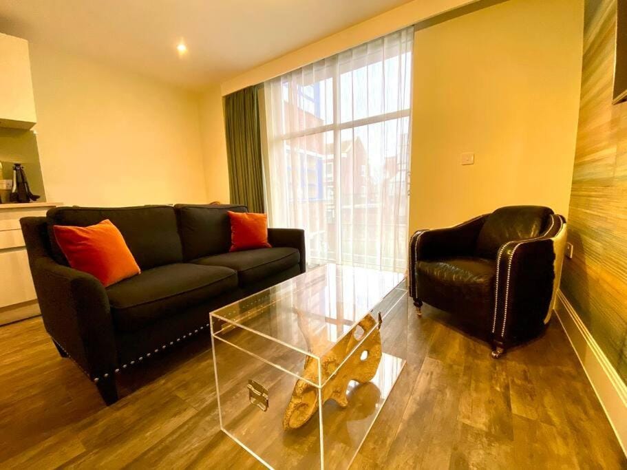 Stylish Apartment - 1 Minute walk to Poole Quay - Great Location - Free Parking - Fast WiFi - Smart TV - Newly decorated - sleeps up to 2! Close to Poole & Bournemouth & Sandbanks Apartment in Poole
