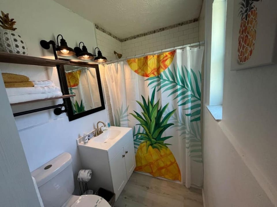 Retro motel walk to beach, Wi-Fi Apartment in Daytona Beach Shores