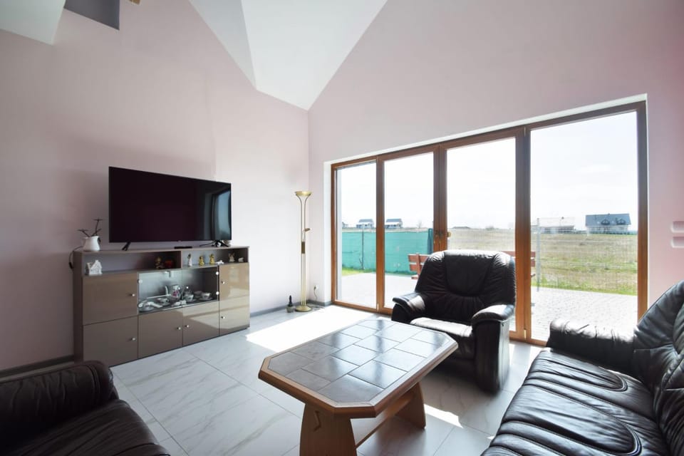 TV and multimedia, Living room, Seating area, Evening entertainment