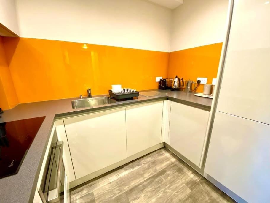 Luxurious Studio Apartment - 1 Minute walk to Poole Quay - Great Location - Free Parking - Fast WiFi - Smart TV - Newly decorated - sleeps up to 2! Close to Poole & Bournemouth & Sandbanks Apartment in Poole