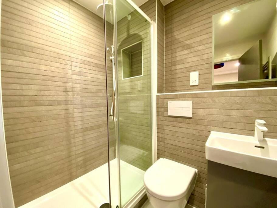 Luxurious Studio Apartment - 1 Minute walk to Poole Quay - Great Location - Free Parking - Fast WiFi - Smart TV - Newly decorated - sleeps up to 2! Close to Poole & Bournemouth & Sandbanks Apartment in Poole