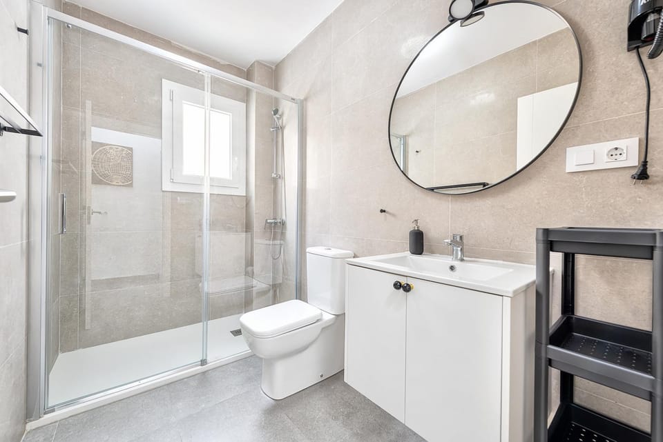 Shower, Toilet, Bathroom, towels