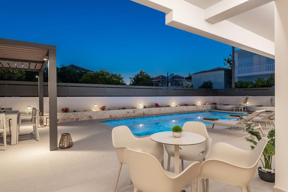 BBQ facilities, Balcony/Terrace, Seating area, Pool view, Swimming pool, sunbed