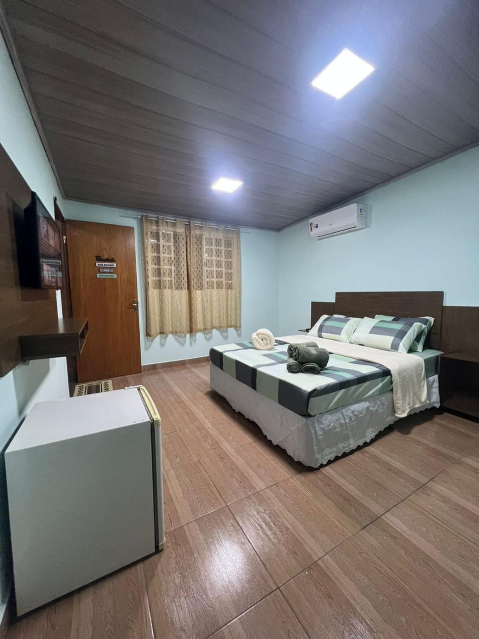 Photo of the whole room, Bedroom, towels