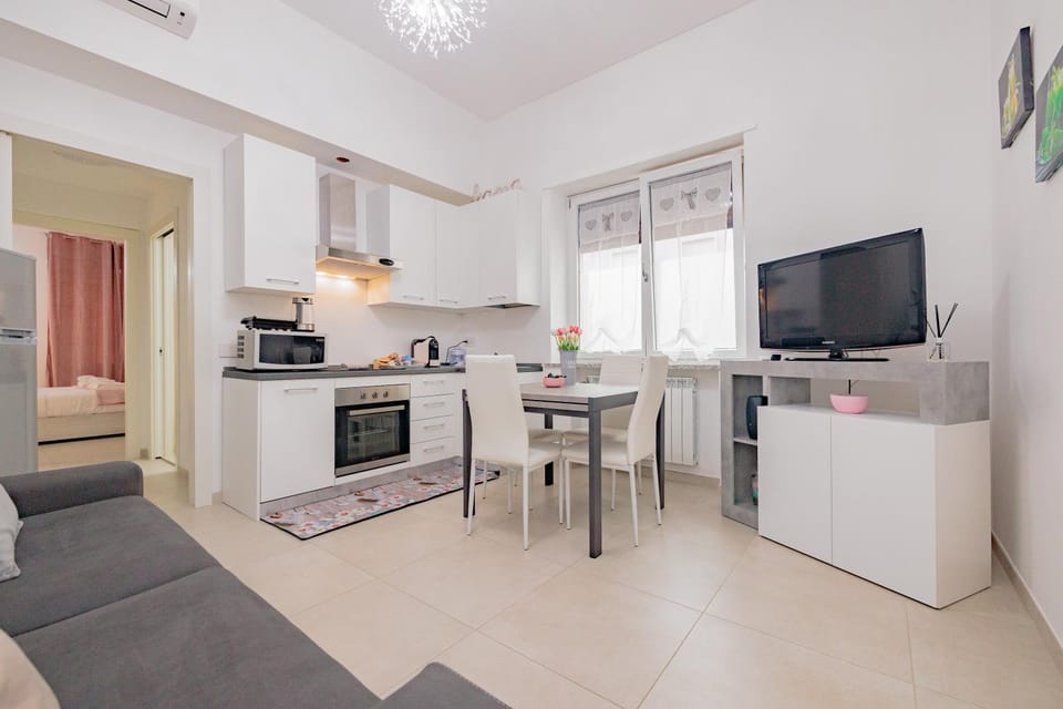TV and multimedia, Coffee/tea facilities, Kitchen or kitchenette, Living room, Food and drinks, Seating area, Dining area, Food, minibar, oven, pet friendly, stove, toaster