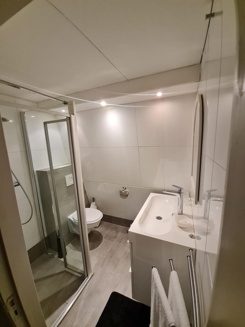 Shower, Toilet, Bathroom, towels, air conditioner