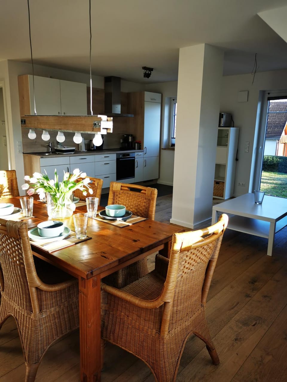 Kitchen or kitchenette, Living room, Seating area, Dining area, Food
