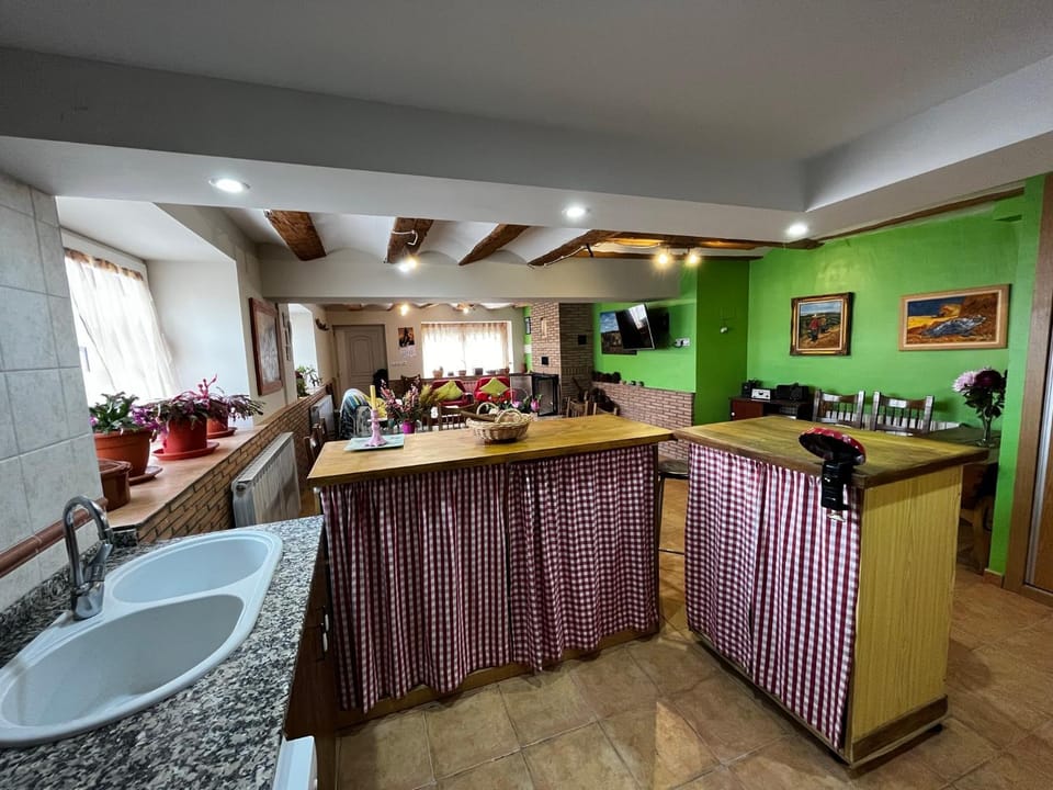 Kitchen or kitchenette, Kitchen or kitchenette