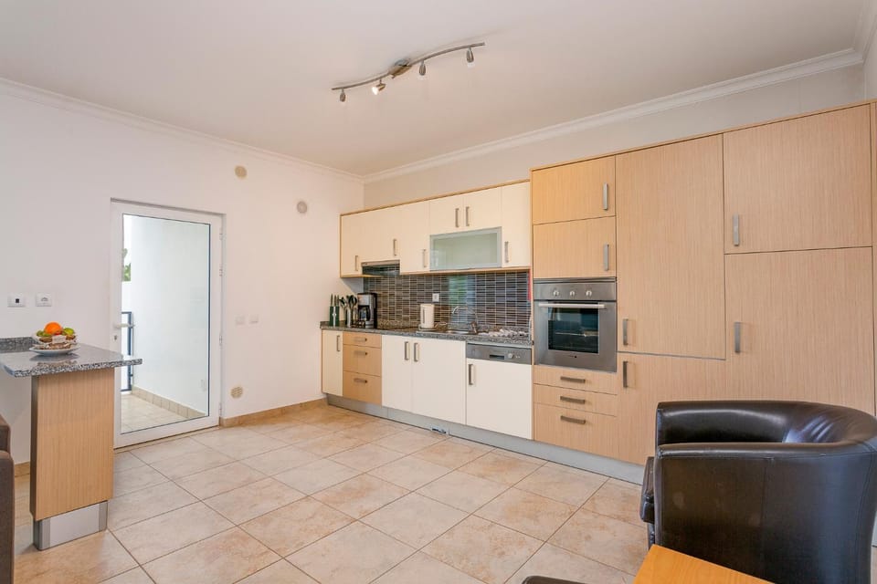 Kitchen or kitchenette, pet friendly, stove